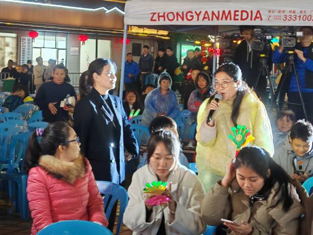 观众们热烈回答“百千万”系列问题。