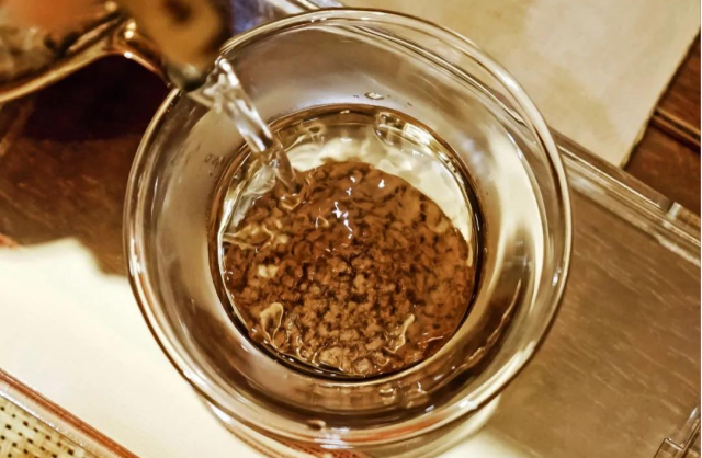 将400毫升的开水注入壶中(水平线比壶嘴底部稍高),水柱适当冲刷内囊,助陈皮舒展。 将400毫升的开水注入壶中(水平线比壶嘴底部稍高),水柱适当冲刷内囊,助陈皮舒展。