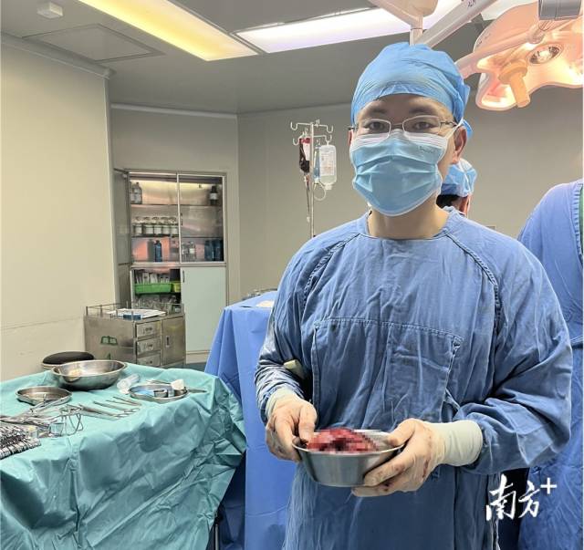 术中取出一块直径达13厘米的肿瘤，送检病理检查确定为腹膜后副神经节瘤。