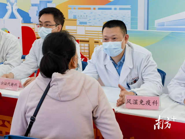 活动现场,专家正在为市民提供诊疗咨询。