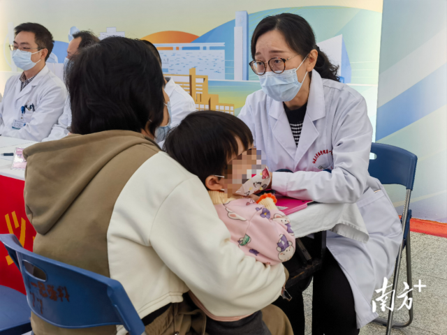 活动现场,专家正在为市民提供诊疗咨询。