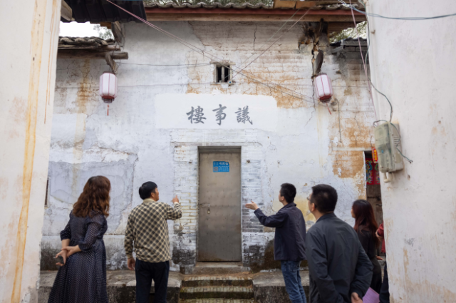 乡村新闻官李庚源经常走进民户、田间调研进行村务服务。