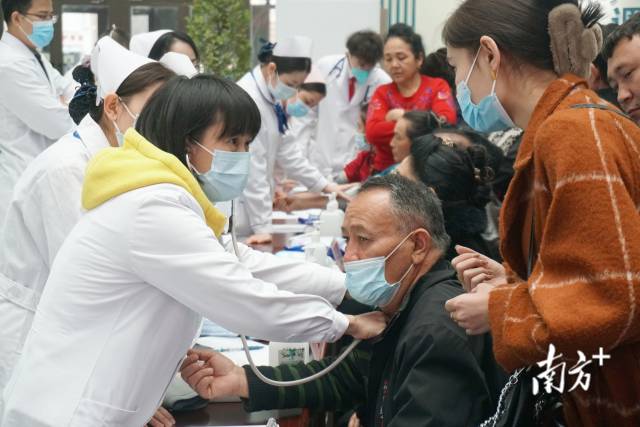 广东援疆医生现场为村民提供专业的诊疗服务。