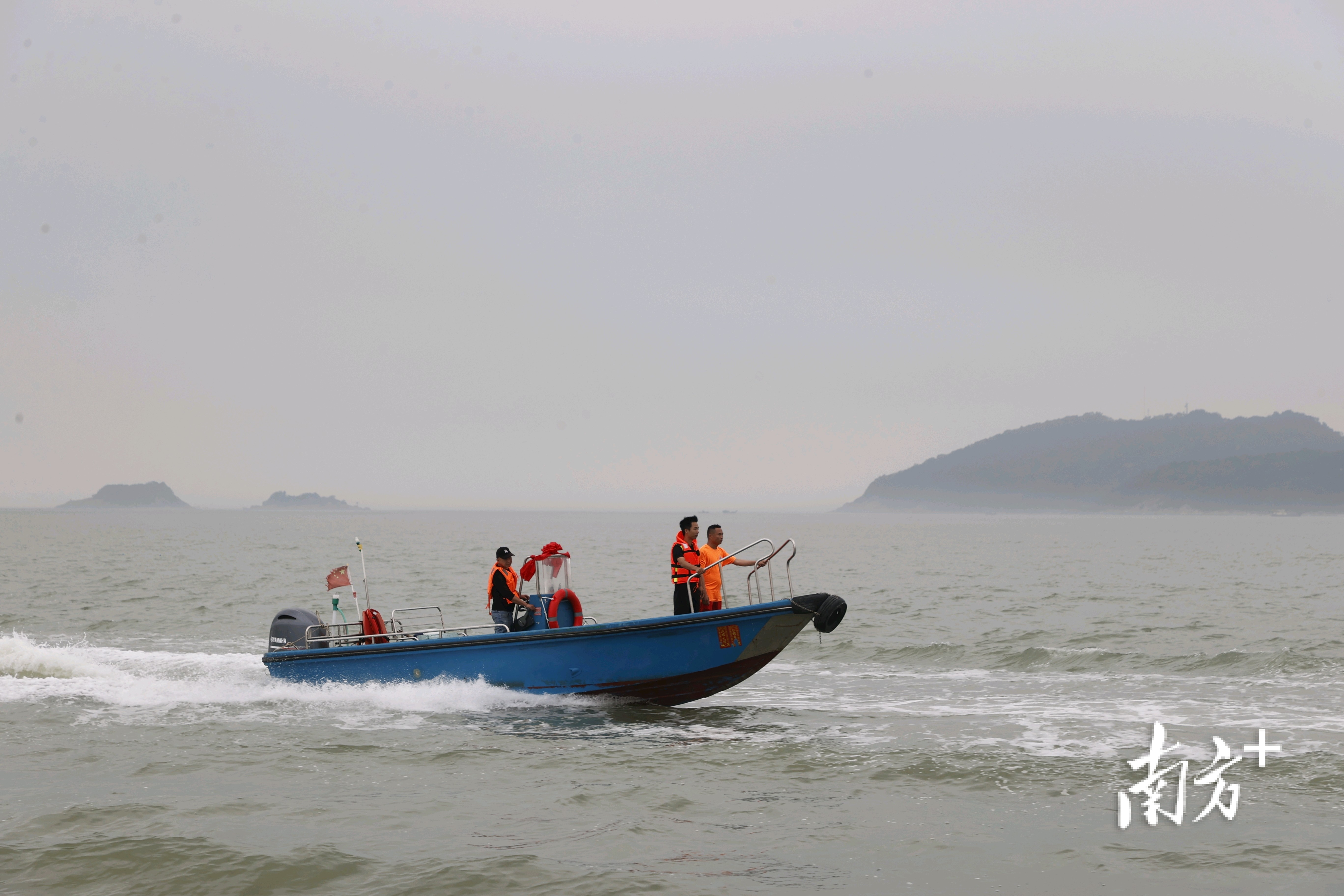 微渐海上应急救援中心可24小时随时出动，执行60米以浅的任何水域包括无能见度水域的水下救援行动。&nbsp;