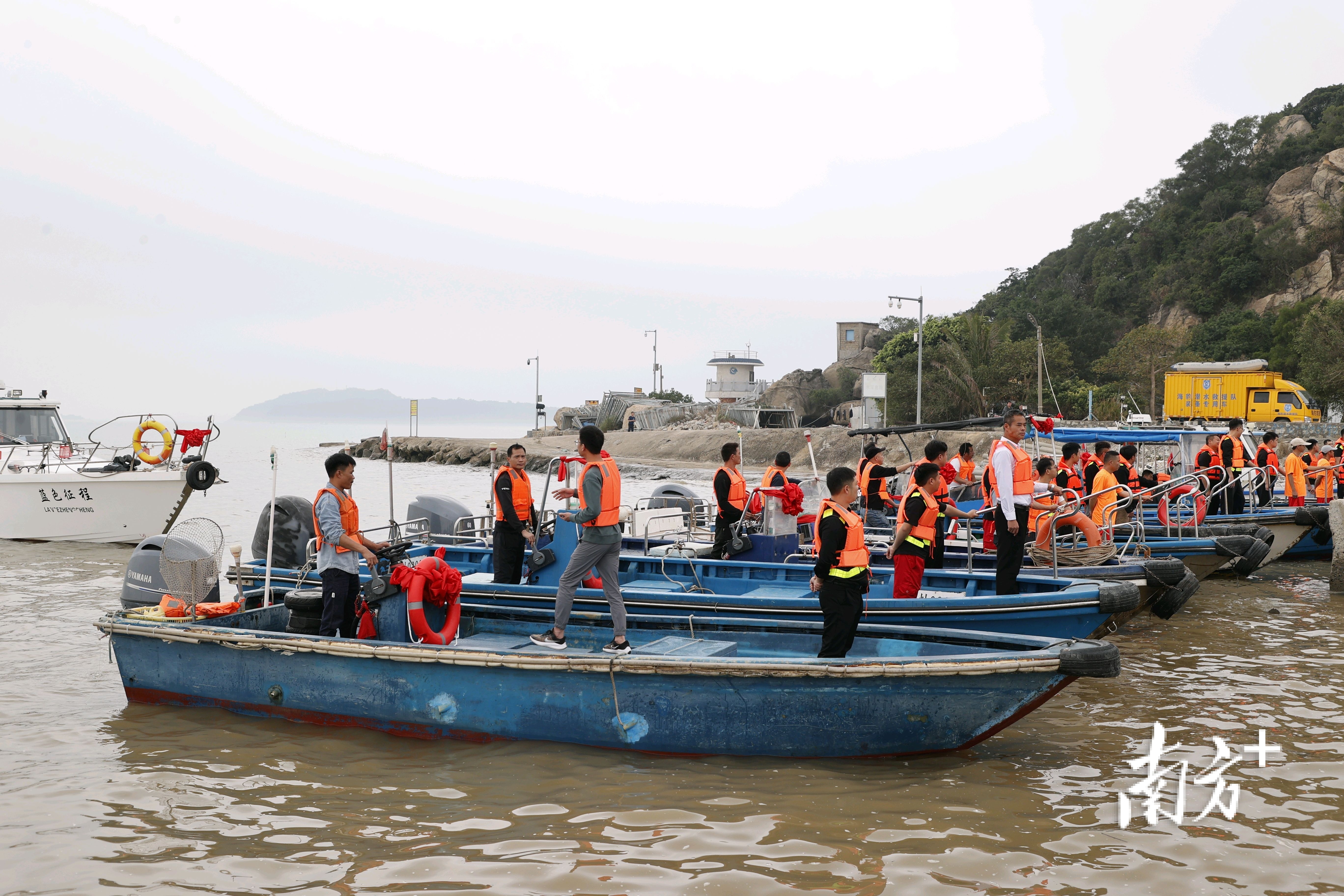 微渐海上应急救援中心现拥有30余名海上救援骨干队员，20余艘救援船。