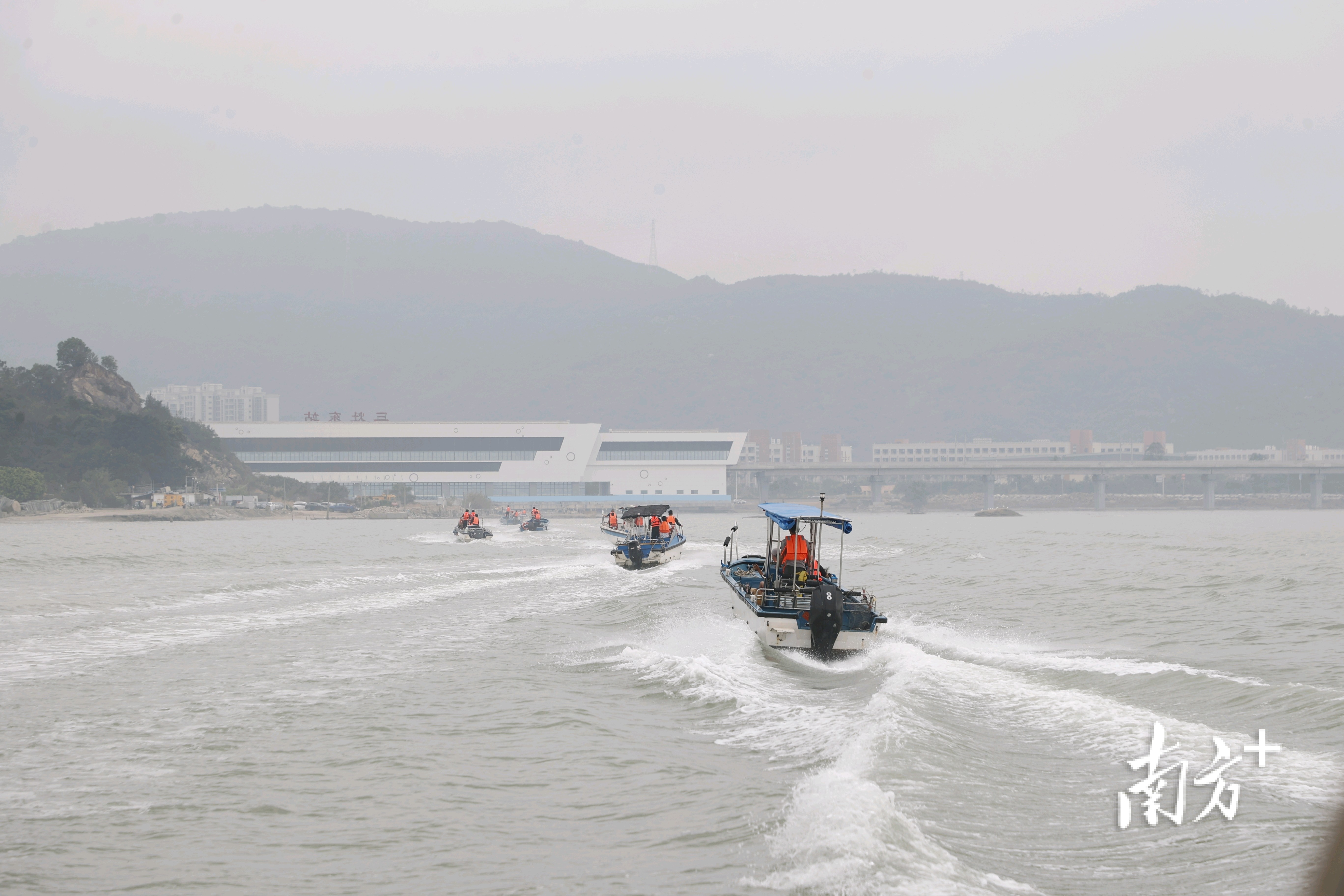 微渐海上应急救援中心现拥有30余名海上救援骨干队员，20余艘救援船。&nbsp;