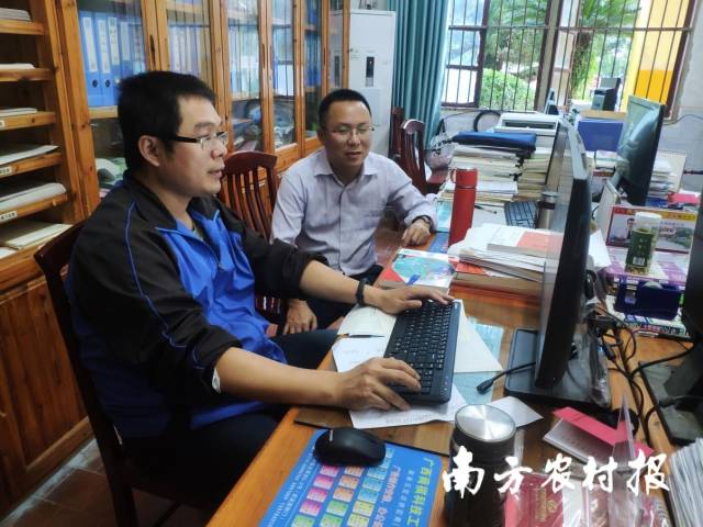 李劲聪（左）与广西昭平中学的同事协商优化备课制度。受访者供图