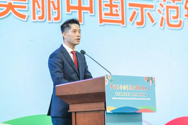 广州市花都区赤坭镇党委书记赵超文宣读《赤坭镇美丽中国示范镇建设倡议书》。