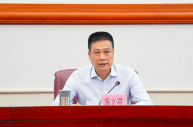 全国人大代表、清远市委副书记、市长温文星。 全国人大代表、清远市委副书记、市长温文星。
