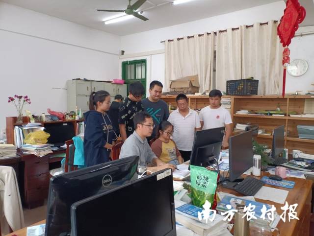 陈健（前排左一）与广西昭平中学的同事交流。受访者供图