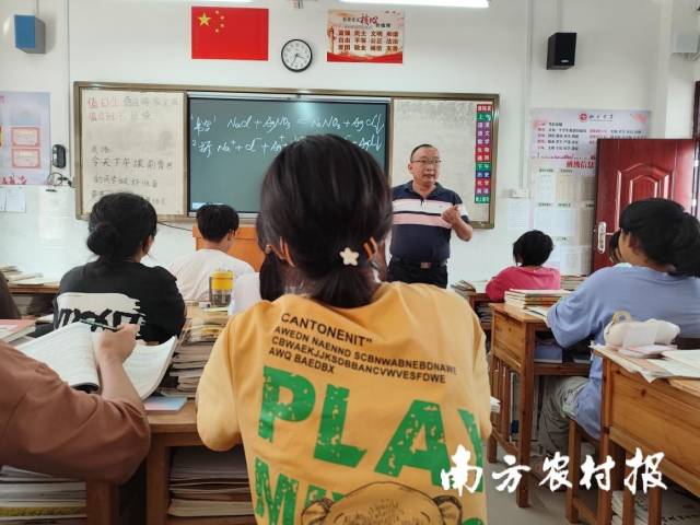 李志勇为广西昭平中学学生上课。受访者供图 