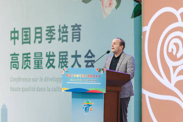 法国玫昂国际育种公司负责人马提亚斯·玫昂讲话。