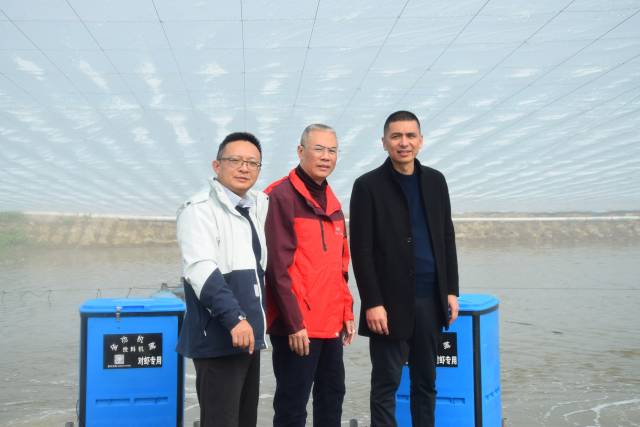 中国人民财产保险股份有限公司广州公司农险部经理梁志能(右一)