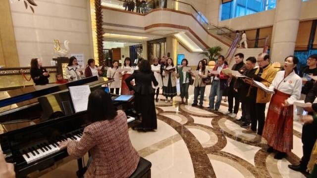 北江合唱团在清远国际酒店内快闪助力“清马”。清远日报记者 何帆 摄
