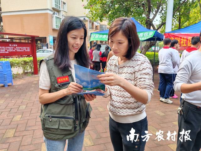 退役后的刘绮嫦（左一）如今成为中山市西区街道烟洲社区一名基层干部