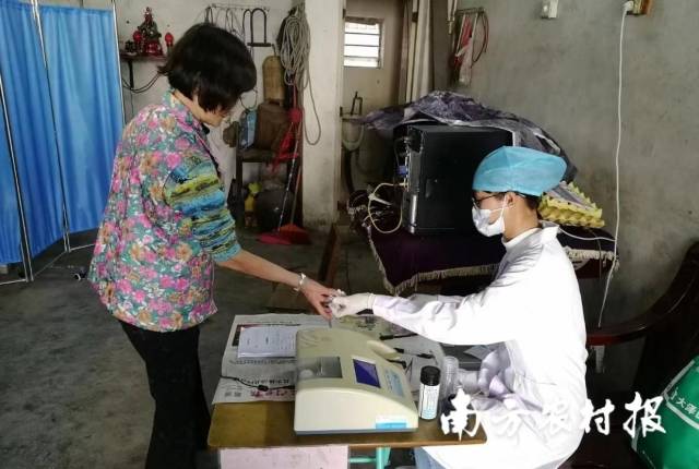 梁燕婷下乡为老人体检。