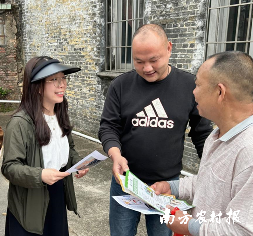 穿梭在村街巷道为村民宣传法律知识的汤云青（左一）。