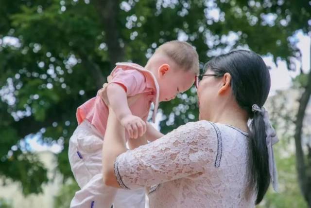 陈兵陪孩子玩耍。