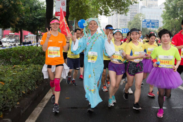 古装穿着的跑者。3月18日，2018美林湖清远马拉松赛在清城区举行。资料图