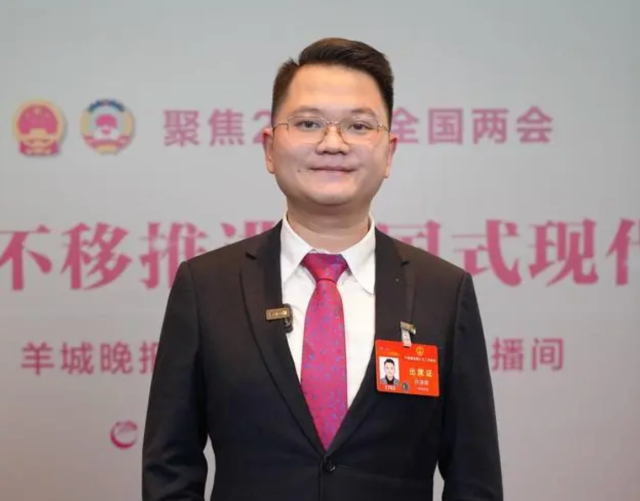 全国人大代表,位全潮州市青年联合会第十一届委员会副主席、国人潮州市湘桥区许泽荣窑变艺术馆馆长许泽荣 全国人大代表,茶声茶产潮州市青年联合会第十一届委员会副主席、音多业支潮州市湘桥区许泽荣窑变艺术馆馆长许泽荣