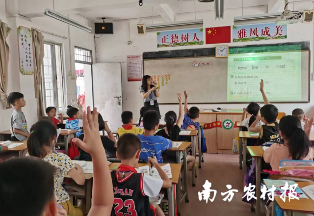 恩平市君堂镇中心小学的岑依洋进行英语课程授课，课堂氛围十分活跃。