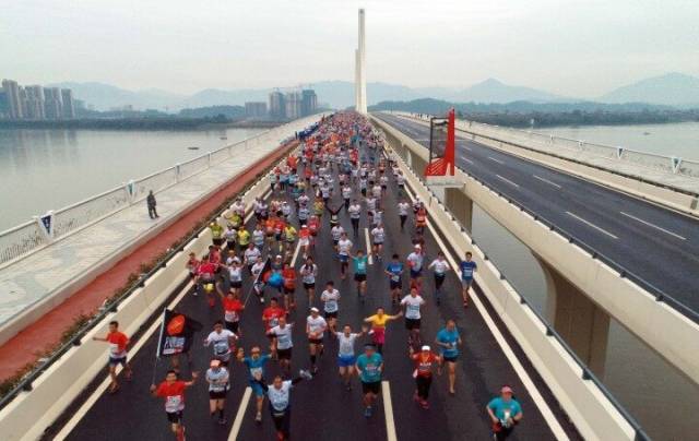 2019年3月17日，参加清远马拉松跑步的人群在北江洲心大桥上奔跑。资料图