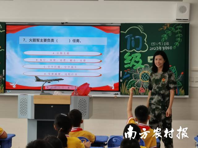 为孩子们普及军旅知识的刘绮嫦。