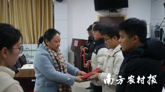吳玉珊副市長向跟崗優(yōu)秀學(xué)員頒發(fā)榮譽證書