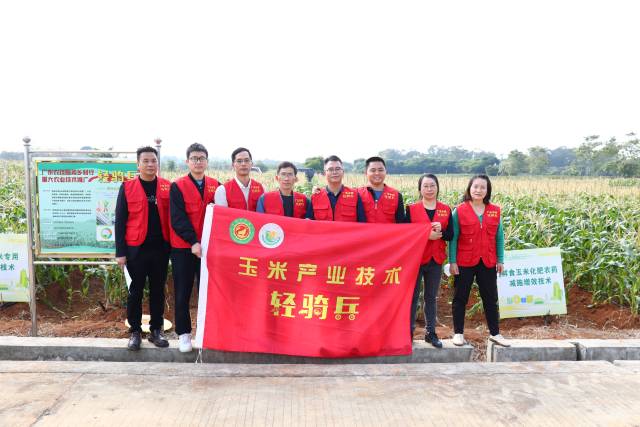 岭南师范学院高级农艺师李晓菲（右）