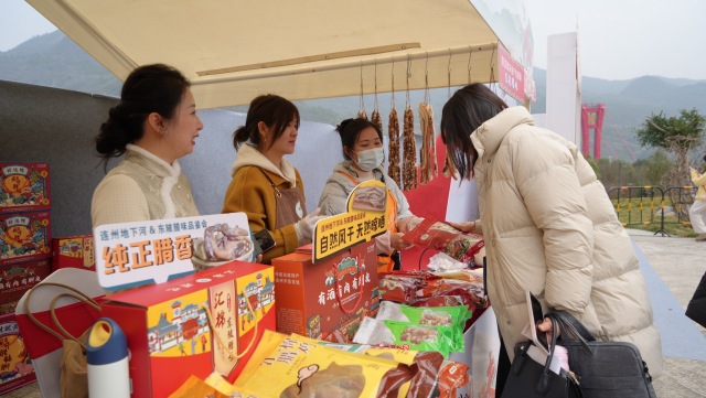 連州菜心干、東陂臘味等連州特產(chǎn)受市民,、游客青睞,。