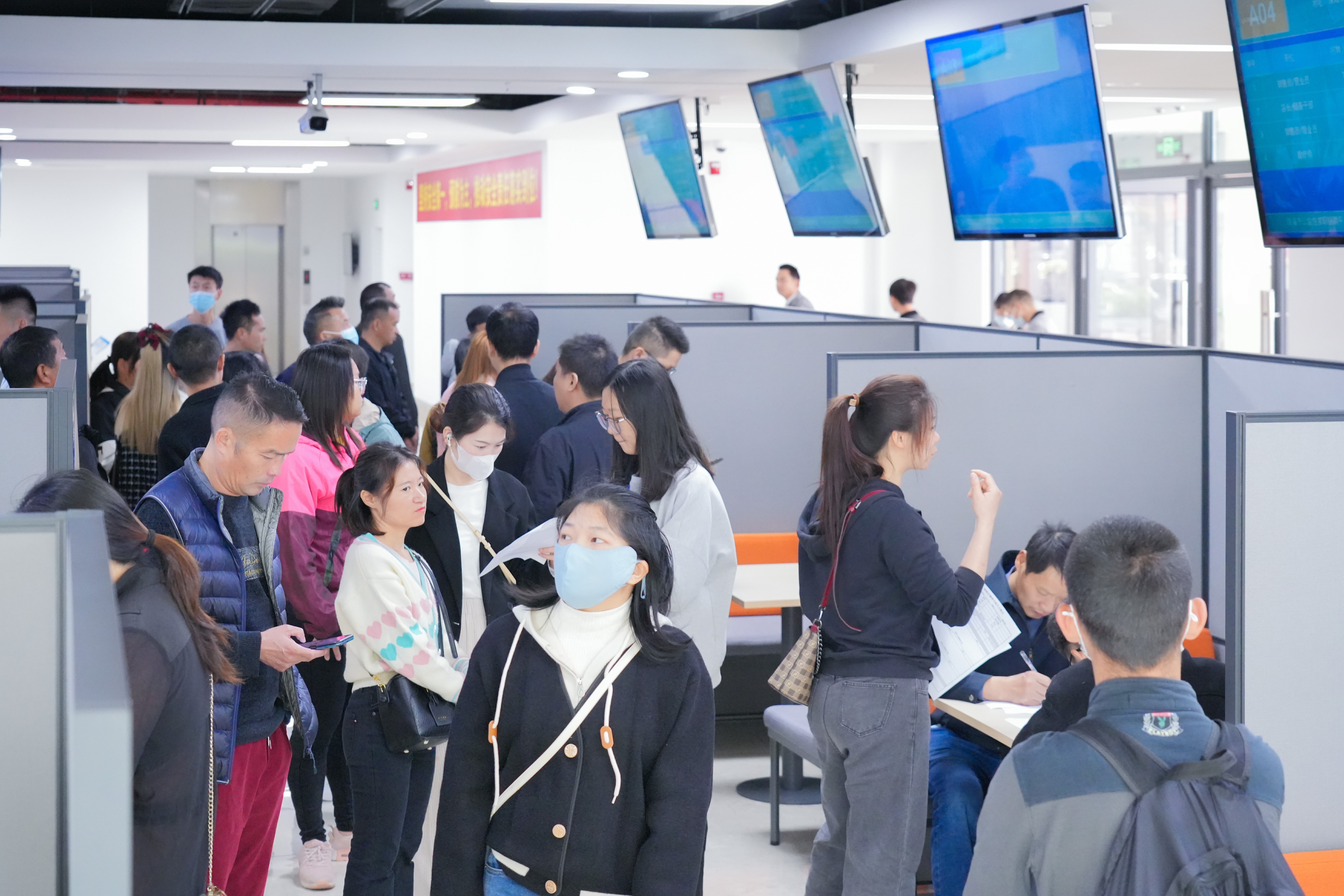 专场招聘会吸引了众多女性求职者到来。