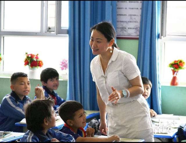  徐琳在课堂上与学生们互动。