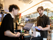 老外也能扫码游中国，移动支付如何不“见外”？|两会产业观