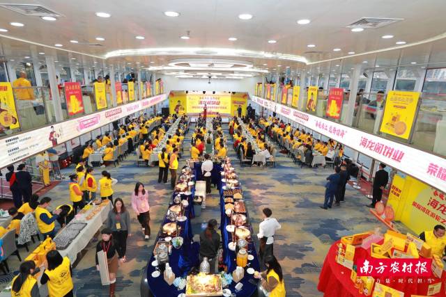 “春暖珠江 龙腾四海” 2024海龙阁饼业荣耀湾区游轮之夜暨尊贵客户答谢会现场。