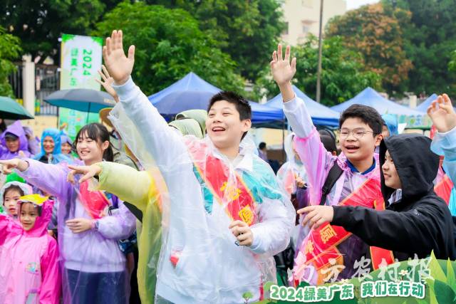 志愿者参与植树活动