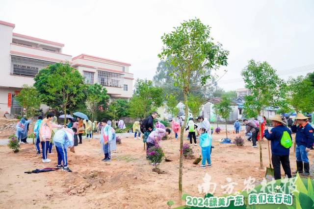 活动现场种下乡土树种250株