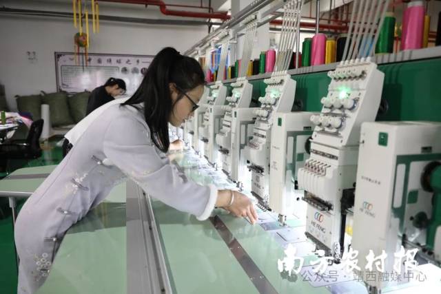 王秀芬在粤桂协作队支持建设的绣球标准厂房里工作