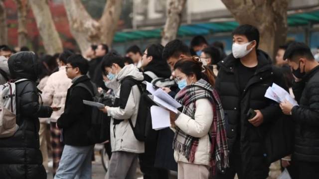 患这种病就要被挡在考公门槛外？全国政协委员提案建议修改体检标准