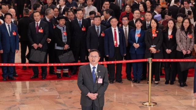 从这场“代表通道”，我们看到了温暖、清醒和力量