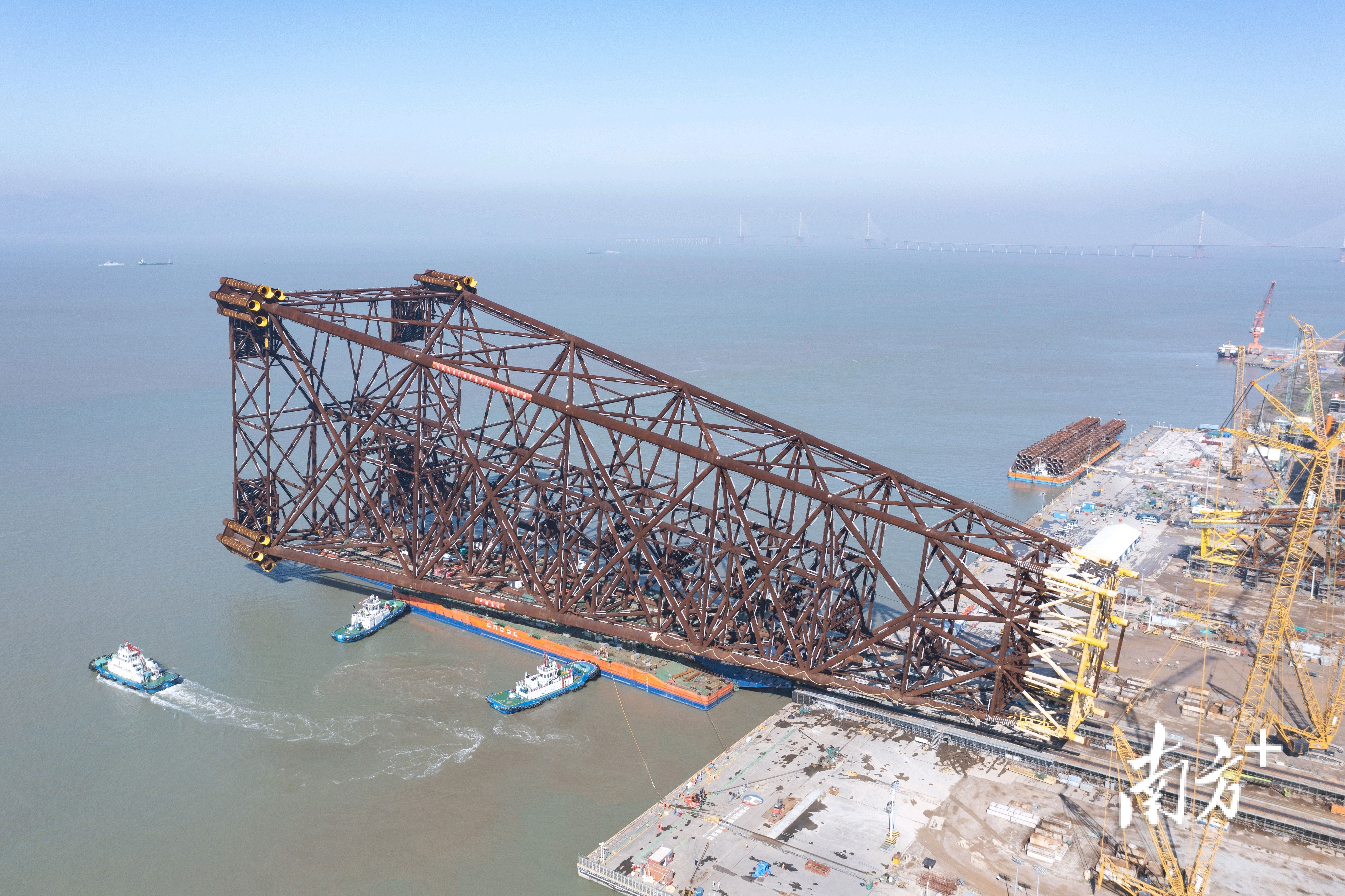 “海基二号”计划于近期进行海上安装,建成后将服役于珠江口盆地的我国第一个深水油田流花11-1/4-1油田二次开发项目。 南方+ 关铭荣 拍摄