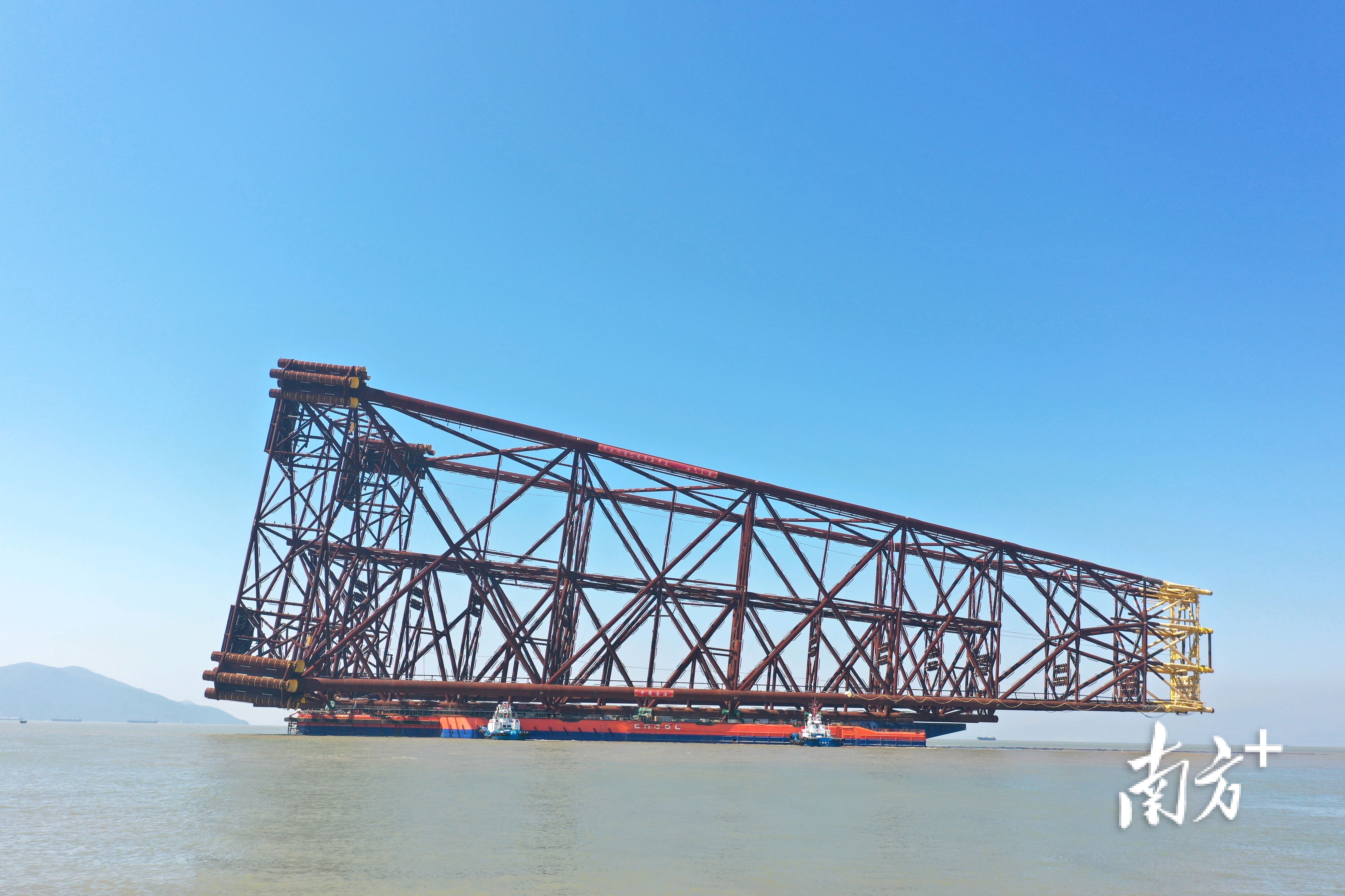 “海基二号”计划于近期进行海上安装,建成后将服役于珠江口盆地的我国第一个深水油田流花11-1/4-1油田二次开发项目。 南方+ 关铭荣 拍摄