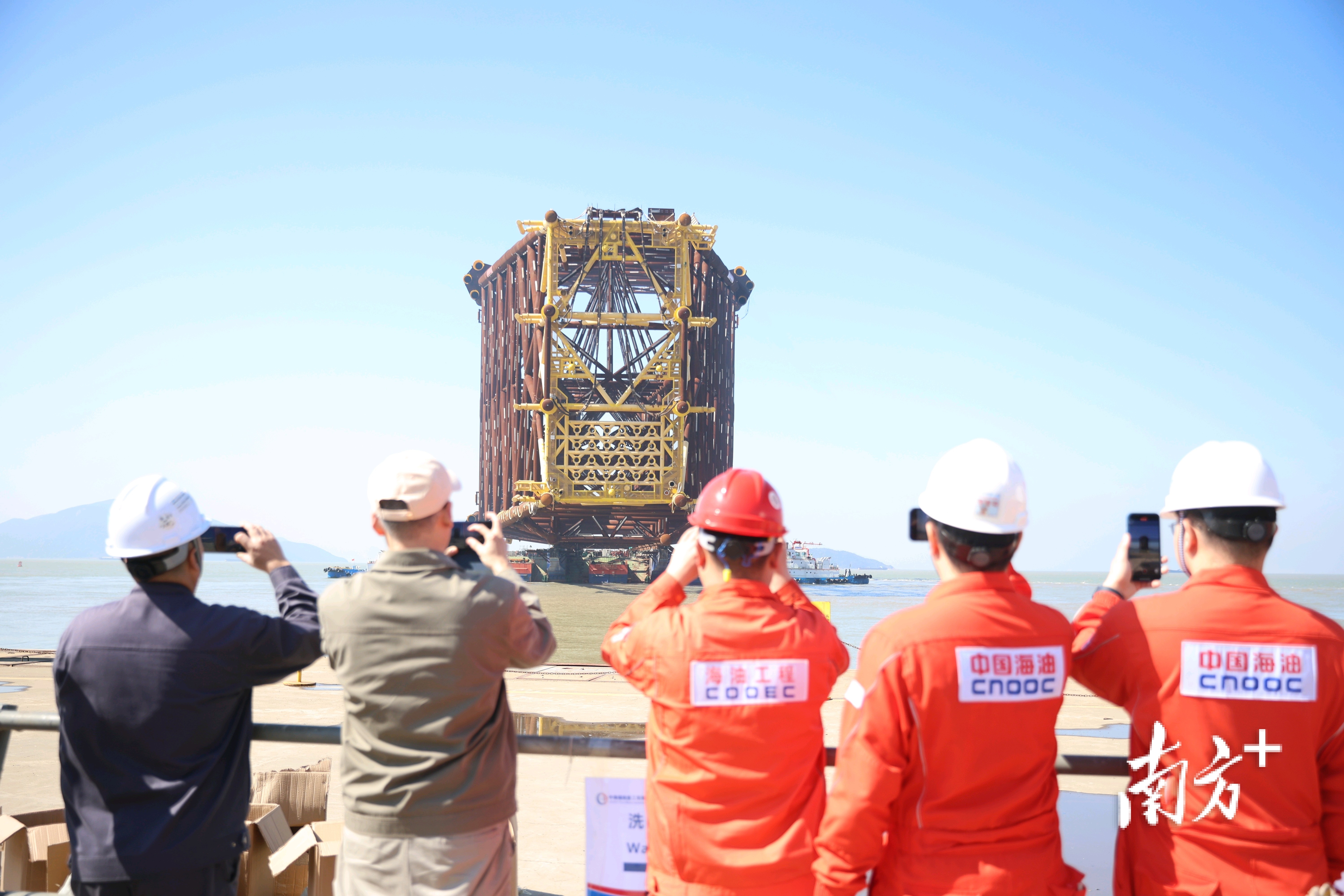 “海基二号”计划于近期进行海上安装,建成后将服役于珠江口盆地的我国第一个深水油田流花11-1/4-1油田二次开发项目。 南方+ 关铭荣 拍摄