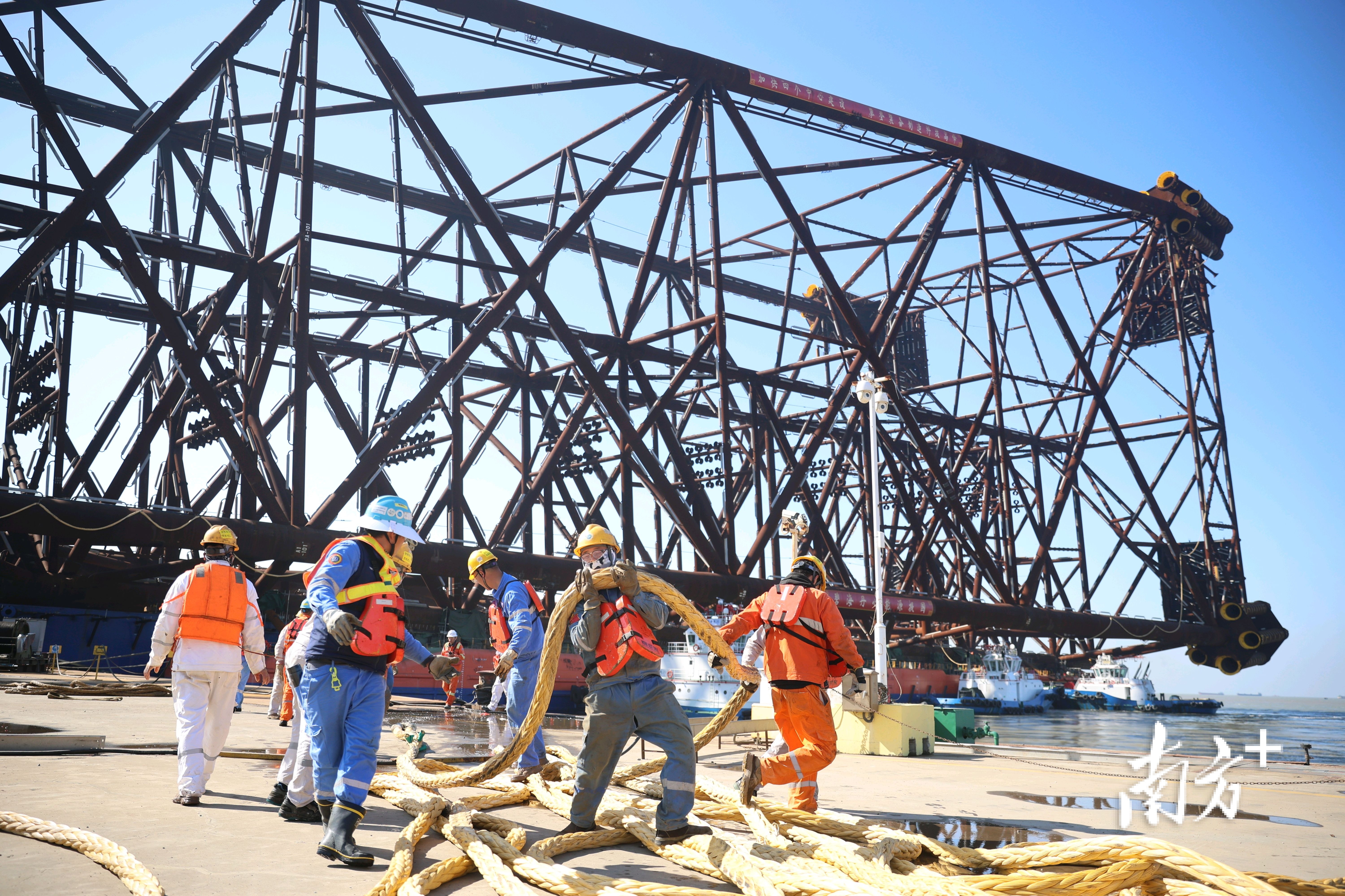“海基二号”计划于近期进行海上安装,建成后将服役于珠江口盆地的我国第一个深水油田流花11-1/4-1油田二次开发项目。 南方+ 关铭荣 拍摄