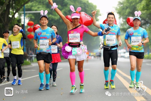 张娟在往届清远马拉松担任“兔子”（中）。