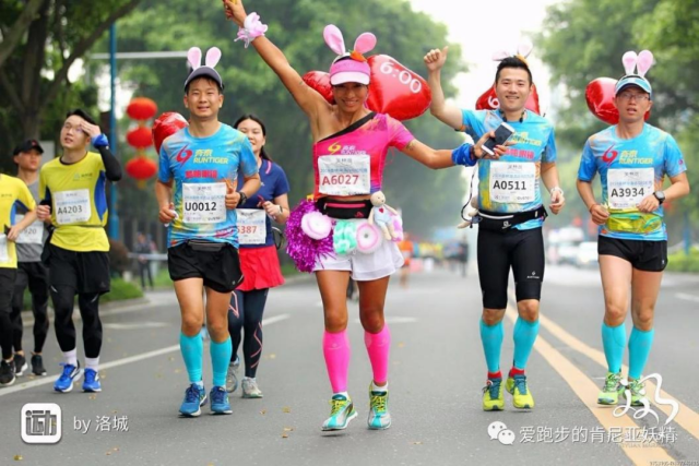 张娟在往届清远马拉松担任“兔子”(中)。 张娟在往届清远马拉松担任“兔子”(中)。