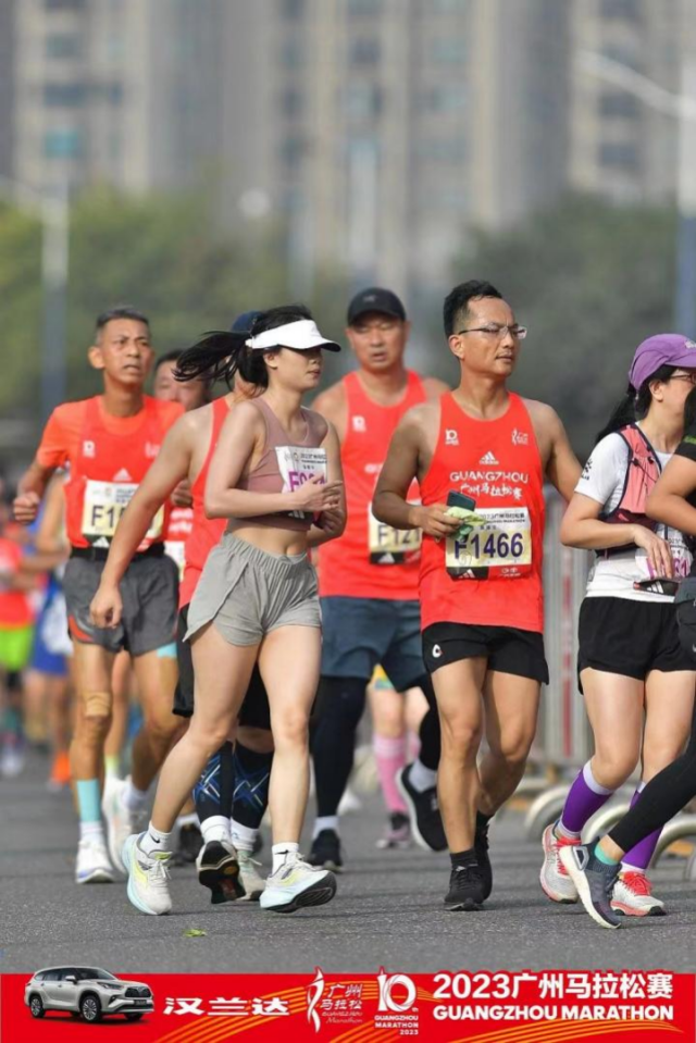 2023年吴泽文参加广州马拉松半程马拉松赛事（受访者供图）