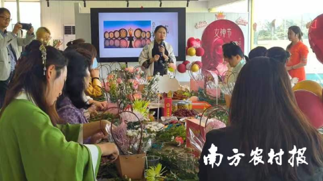 音乐疗愈师刘燕华教授插花艺术。