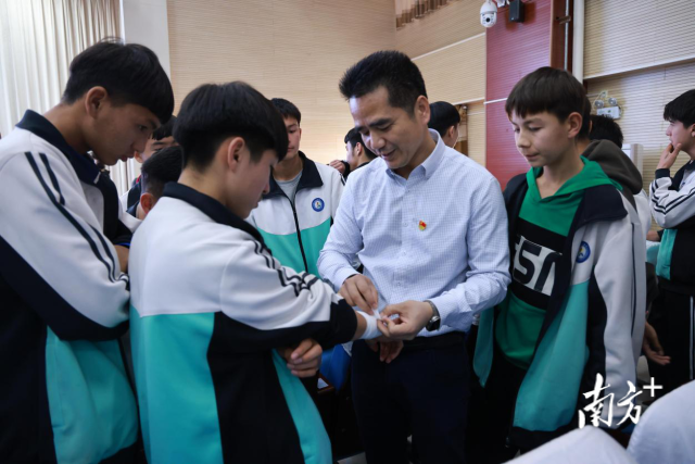 援疆医疗专家邱勤业为学生演示如何包扎伤口。 援疆医疗专家邱勤业为学生演示如何包扎伤口。