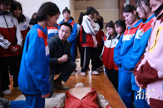 现场,援疆医疗专家为学生们讲解急救知识。 现场,援疆医疗专家为学生们讲解急救知识。