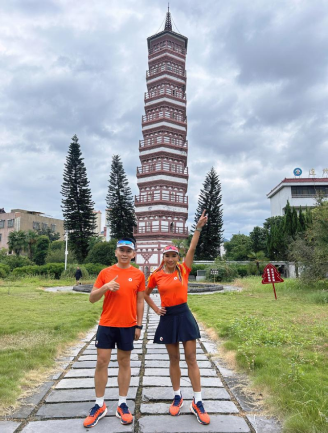 张娟来到清远连州慧光塔游玩打卡。 张娟来到清远连州慧光塔游玩打卡。